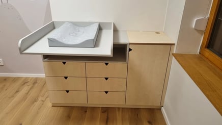 Dětský pokoj: dřevěná komoda s přebalovacím pultem.
